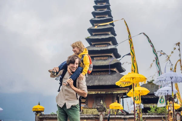 Baba ve oğul Pura Ulun Danu Bratan, Bali arka planda. Hindu Tapınağı çiçek Bratan Gölü, Bali çevrili. Shivaite su Tapınağı Bali, Endonezya Binbaşı. Hindu Tapınağı. Birlikte yolculuk — Stok fotoğraf