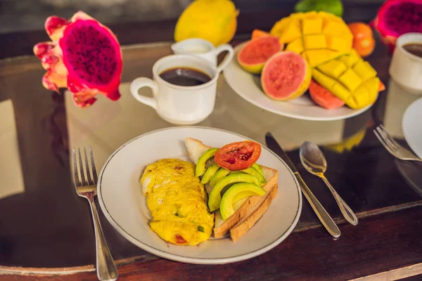 Um delicioso café da manhã composto por omelete, frutas e café — Fotografia de Stock