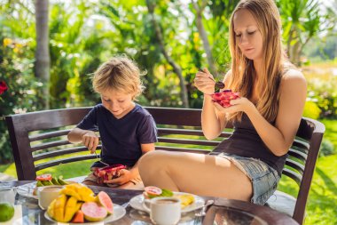 Anne ve oğlu kahvaltı terasta yaşıyorsanız