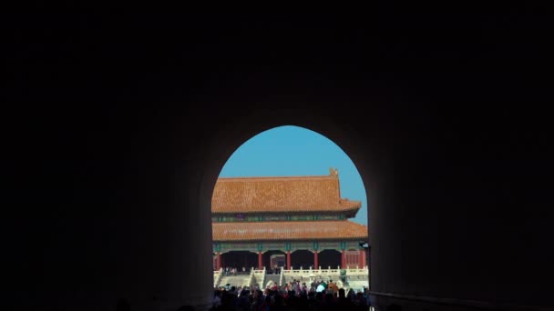 Стедікам постріл величезний натовп людей туристів ходьбі через тунель вхід в Заборонене місто в столиці Китаю — стокове відео