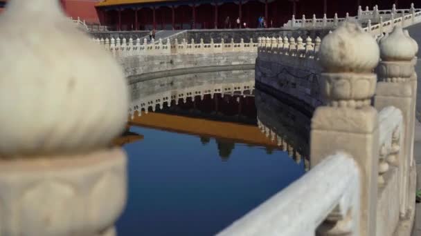 Steadicam disparo de una parte interior de la ciudad Prohibida - antiguo palacio del emperador Chinas. Canal de agua interior - río . — Vídeos de Stock