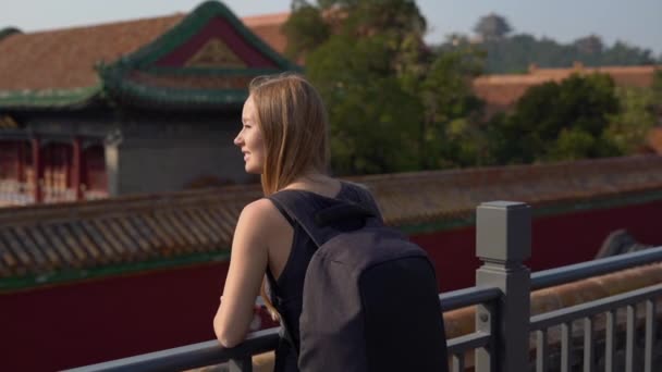 Slowmotion Steadicam tiro de uma jovem mulher viagem bloger visitar a cidade proibida - antigo palácio de Chinas imperador — Vídeo de Stock