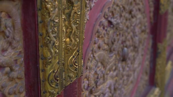 Крупним планом постріл стародавніх дверей у внутрішній частині Заборонене місто - старовинний палац Chinas імператора — стокове відео