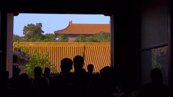 Steadicam disparo de una enorme multitud de turistas caminando a través del túnel de entrada a la ciudad prohibida en la capital de China — Vídeo de stock