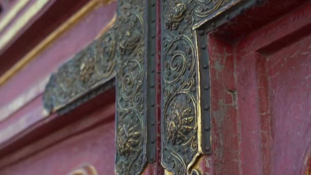 Nahaufnahme der antiken Türen in einem inneren Teil der verbotenen Stadt - alter Palast des chinesischen Kaisers