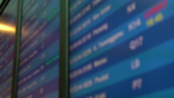 Fotografia azulada de uma placa de voos do aeroporto — Vídeo de Stock