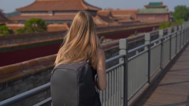 Slowmotion Steadicam tiro de uma jovem mulher viagem bloger visitar a cidade proibida - antigo palácio de Chinas imperador — Vídeo de Stock