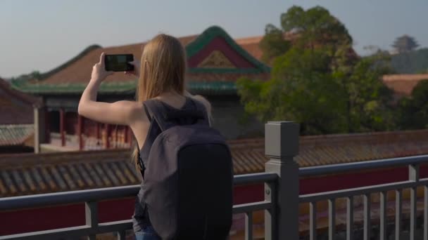 Slowmotion Steadicam πλάνο του μια νεαρή γυναίκα ταξίδια bloger που επισκέπτονται την απαγορευμένη πόλη - αρχαίο παλάτι της Chinas αυτοκράτορα — Αρχείο Βίντεο