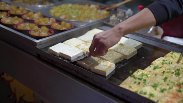 Gros plan au ralenti de beaucoup de nourriture de rue orientale dans une rue en marche. Voyage en Chine concept. Concept de nourriture exotique — Video