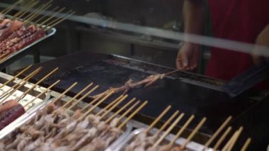 Closeup slowmotion oryantal sokak gıda yürüyen bir sokakta bir sürü bir kadeh. Çin kavramı için seyahat. Egzotik yiyecek konsepti