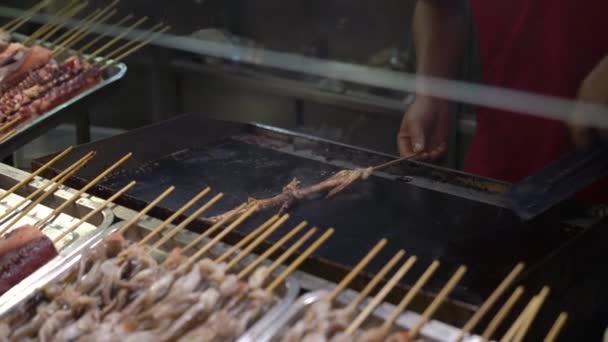 Βολή slowmotion closeup των παρτίδων των ανατολίτικο φαγητό του δρόμου σε μια οδό περπατήματος. Ταξίδι στην Κίνα έννοια. Εξωτικά τρόφιμα έννοια — Αρχείο Βίντεο