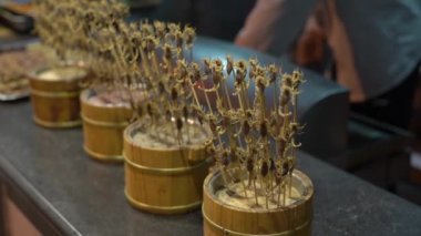 Çok sinirli bir Bambu stick akrepler closeup slowmotion vurdu. Çin kavramı için seyahat. Egzotik yiyecek konsepti