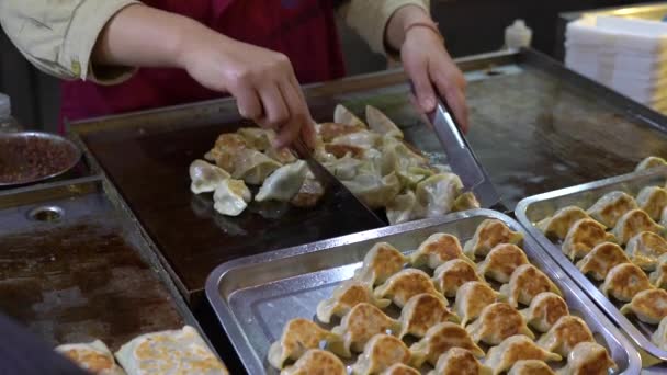 Primer plano de toma en cámara lenta de un montón de comida callejera oriental en una calle peatonal. Viajar al concepto de China. Concepto de comida exótica — Vídeo de stock