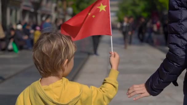 Lento Niño Sosteniendo Una Pequeña Bandera China Caminando Por Centro — Vídeos de Stock