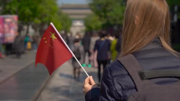 Slowmotion bloger mladá žena drží malé čínské vlajky chodit Quinmen Main Street Mall. Zakázané město v centru Pekingu. Walking street v centru Čína kapitálu — Stock video