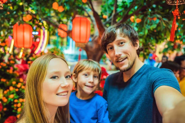 Familia feliz celebrar Año Nuevo Chino ver las linternas rojas chinas — Foto de Stock