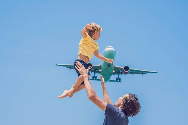 Отец Сын Веселятся Пляже Наблюдая Посадкой Самолетов Путешествие Самолете Детской — стоковое фото