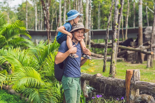 Pai e filho no zoológico. Passar o dia com a família no zoológico — Fotografia de Stock