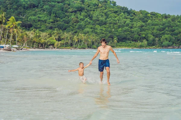 Papa joue avec son fils dans la mer — Photo