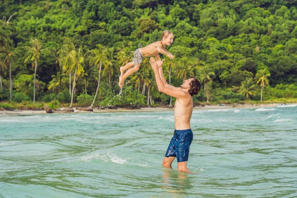 Tatínek si hraje s jeho synem v moři — Stock fotografie