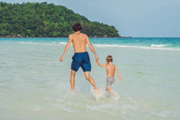 Tatínek si hraje s jeho synem v moři — Stock fotografie