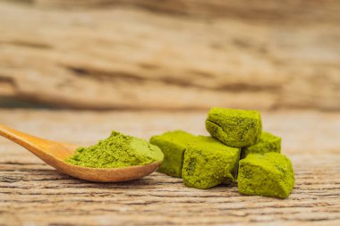 Matcha tozu ve şeker matcha ahşap arka plan üzerinde yapılmış. Ev yapımı Matcha