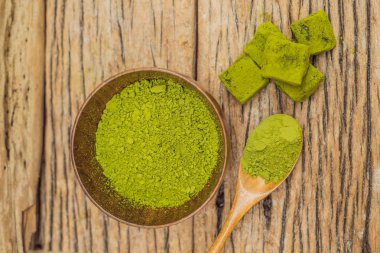 Matcha tozu ve şeker matcha ahşap arka plan üzerinde yapılmış. Ev yapımı Matcha