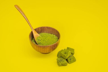 Matcha tozu ve şeker matcha sarı zemin üzerine yapılmış. Ev yapımı Matcha