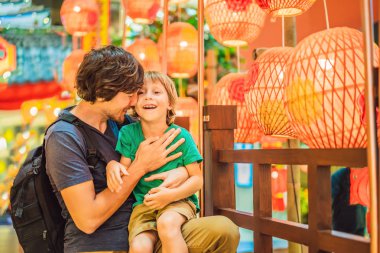 Baba ve oğul Çin kırmızı fener bakmak Çin yeni yılı kutlamak