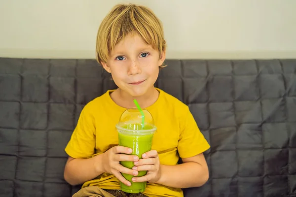 El chico está bebiendo té verde con leche y hielo en un frasco de albañil. Té helado hecho en casa Matcha Latte con leche cero residuos — Foto de Stock