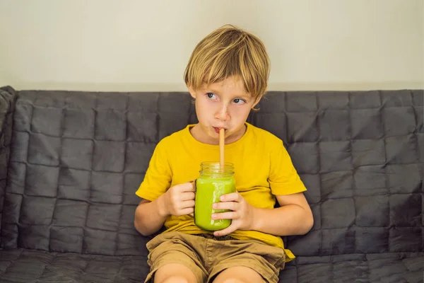Çocuk mason kavanoza buzlu yeşil çay kahve içiyor. Ev yapımı Matcha Latte çayları ile süt sıfır atık — Stok fotoğraf