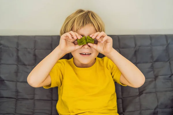 Chico comiendo caramelos Matcha verdes. Matcha casera — Foto de Stock