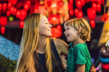 Anne ve oğlu Çin kırmızı fener bakmak Çin yeni yılı kutlamak