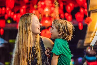 Anne ve oğlu Çin kırmızı fener bakmak Çin yeni yılı kutlamak