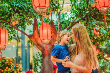 Anne ve oğlu Çin kırmızı fener bakmak Çin yeni yılı kutlamak