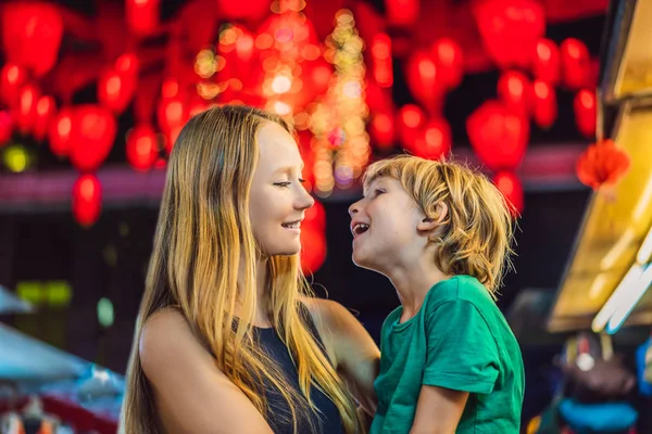 Máma a syn slaví čínský Nový rok pohled na čínské červené lucerny — Stock fotografie