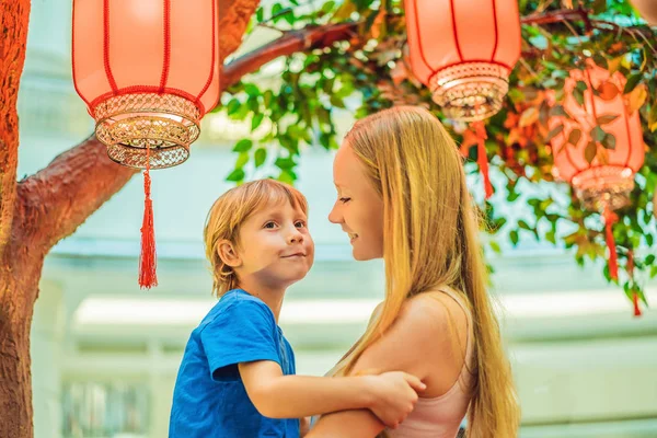 Máma a syn slaví čínský Nový rok pohled na čínské červené lucerny — Stock fotografie