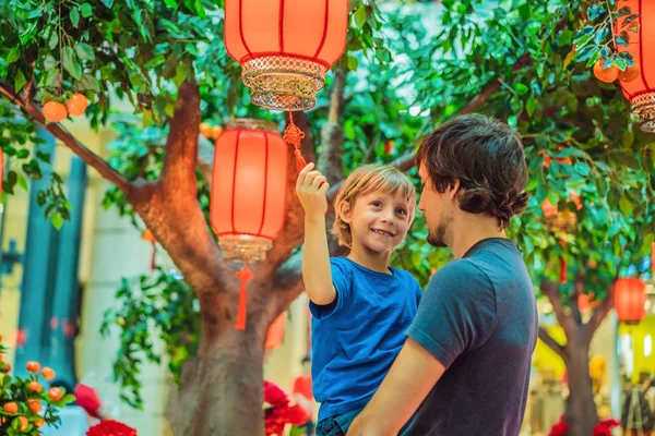 Μπαμπάς και γιος γιορτάζει κινεζικό νέο έτος ματιά στα Κινέζικα κόκκινα φανάρια — Φωτογραφία Αρχείου