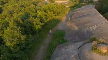 Eski bir 1 Dünya topraklarının çalışan genç bir kadın hava atış kale günbatımı, gündoğumu sırasında savaş.