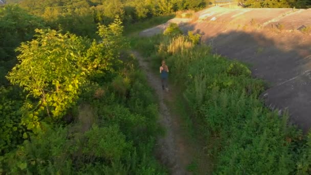 Luftaufnahme Einer Jungen Frau Die Bei Sonnenuntergang Sonnenaufgang Auf Dem — Stockvideo