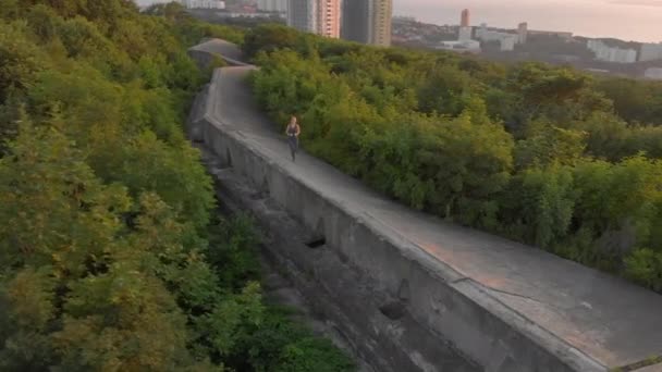 Luftfoto Ung Kvinde Toppen Gammel Fæstning Fra Verdenskrig Solnedgang Solopgang – Stock-video