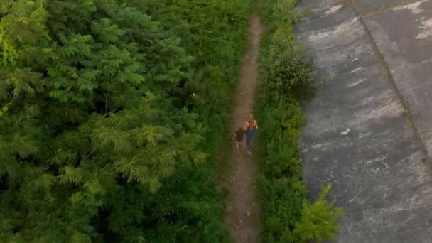 Luchtfoto van een jonge vrouw en haar zoontje draait op het grondgebied van een oude 1e wereldoorlog Fort tijdens zonsondergang, zonsopkomst — Stockvideo