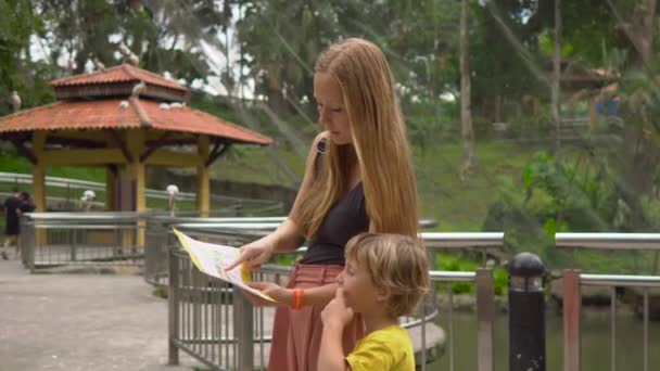 KUALA LUMPUR, MALÁSIA - NOVEMBRO 22, 2018: Jovem e seu filho visitam um parque de pássaros nos trópicos — Vídeo de Stock