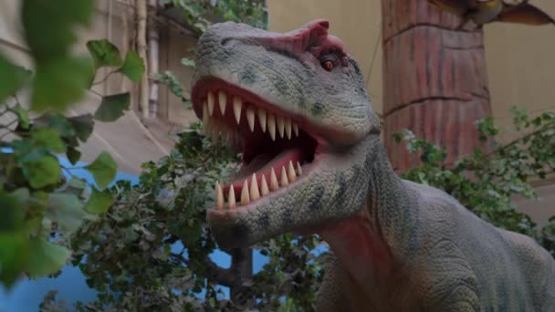 PECHINO, CINA - 22 OTTOBRE 2018: in movimento Modello di dinosauro tirannosauro in un museo — Video Stock