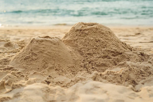 Un vulcano di sabbia sulla spiaggia — Foto Stock