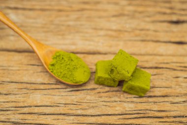 Matcha tozu ve şeker matcha ahşap arka plan üzerinde yapılmış. Ev yapımı Matcha