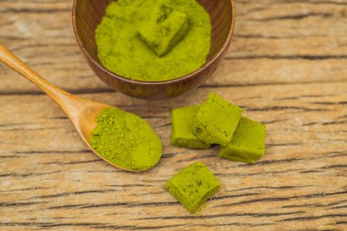 Matcha tozu ve şeker matcha ahşap arka plan üzerinde yapılmış. Ev yapımı Matcha
