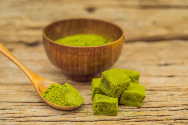 Matcha tozu ve şeker matcha ahşap arka plan üzerinde yapılmış. Ev yapımı Matcha
