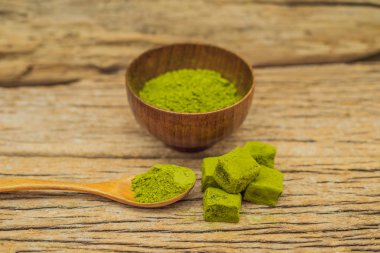 Matcha tozu ve şeker matcha ahşap arka plan üzerinde yapılmış. Ev yapımı Matcha