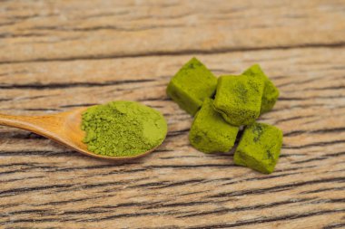 Matcha tozu ve şeker matcha ahşap arka plan üzerinde yapılmış. Ev yapımı Matcha